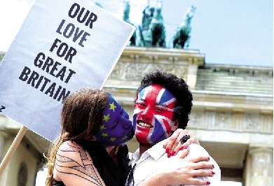 一對情侶用行動支持“留歐”。