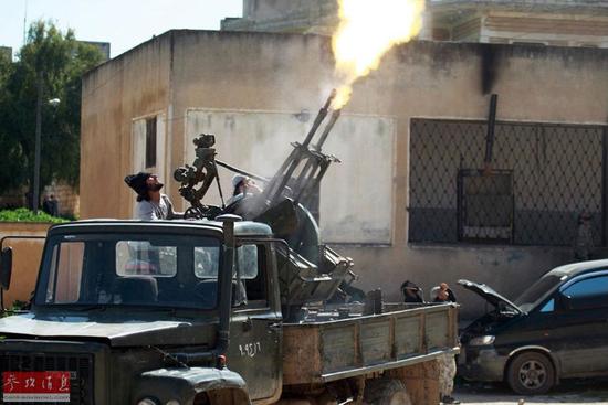 圖為反對(duì)派向政府軍的戰(zhàn)機(jī)開火。