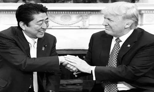 本來來訪者還應(yīng)包括墨西哥總統(tǒng)培尼亞·涅托的。但特朗普簽署行政令稱要在美國和墨西哥之間建墻，還要向墨西哥出口到美國的商品加征20%關(guān)稅的行為惹怒了墨西哥人。