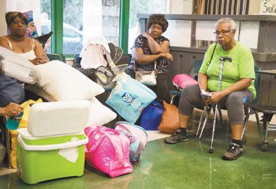 人們在美國佛羅里達(dá)州邁阿密的一個安置點(diǎn)休息。新華社發(fā)