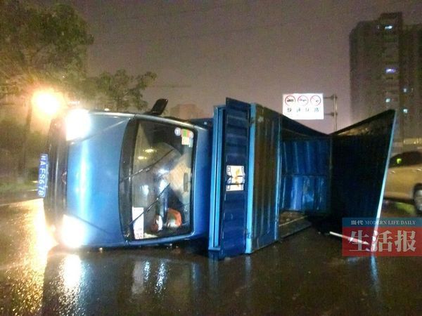 小貨車側翻現(xiàn)場。