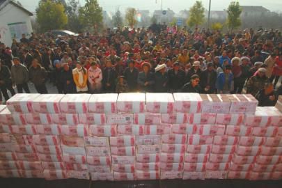 村民領(lǐng)取“年底分紅”。