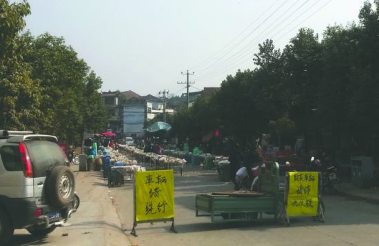 簡(jiǎn)陽董家埂鄉(xiāng)，主干道被占道擺酒席
