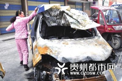 才跑8000公里的車被燒得不成樣子。