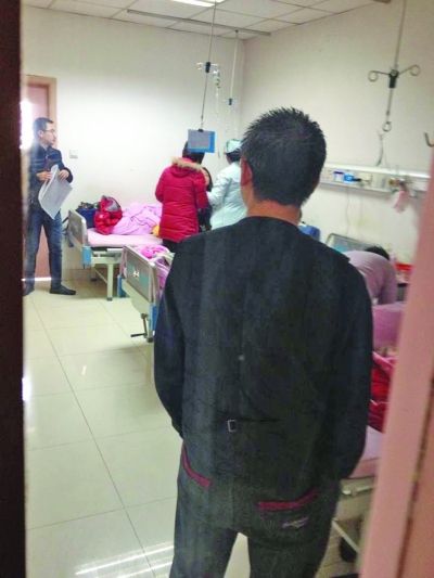 男孩一家神情凝重。