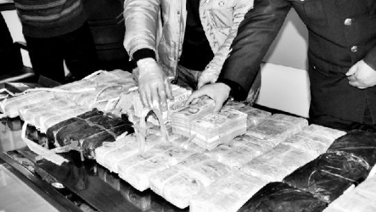 警方收繳的毒品和毒資。警方供圖