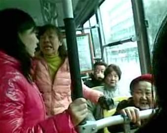 女孩沒給老太讓座被人批。