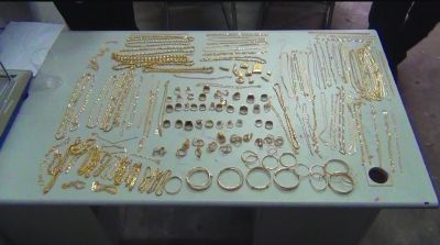 警方追回的被搶金首飾，有172件，2200多克。其余的都被嫌疑人變賣，用來購(gòu)買手機(jī)的汽車。