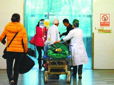 受傷女孩做完手術(shù)被送往重癥監(jiān)護(hù)室。記者楊濤 攝