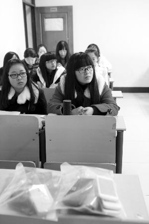 在限時(shí)斷網(wǎng)前，江大已有發(fā)起拒絕手機(jī)低頭族活動(dòng)，圖為設(shè)立了手機(jī)暫存袋的課堂 吳奕 攝