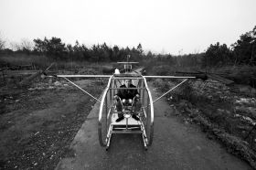 3月12日，汨羅白塘鄉(xiāng)趕洲村，李厚勝坐在他的“魚鷹直升機(jī)”上。圖/記者謝長貴