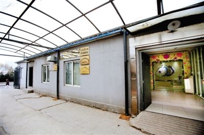 2月25日，北京石景山醫(yī)院，太平間旁的一間辦公室外掛有“八寶山殯儀館石景山醫(yī)院服務(wù)站”的牌子。本版攝影/新京報(bào)記者 王叔坤