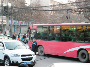 一個(gè)多小時(shí)，除了短暫的休息，郭師傅一直在車流中舉著木棍 圖片由市民孫先生提供