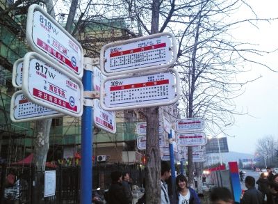 3月16日，江蘇省南京市，眾多乘客在“火車站廣場東”站臺(tái)候車。圖/東方IC