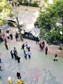 市民提供給賀偉的事發(fā)時雙方?jīng)_突照片。