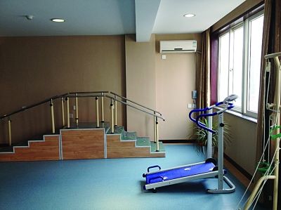  中心里健身設(shè)施一應(yīng)俱全。