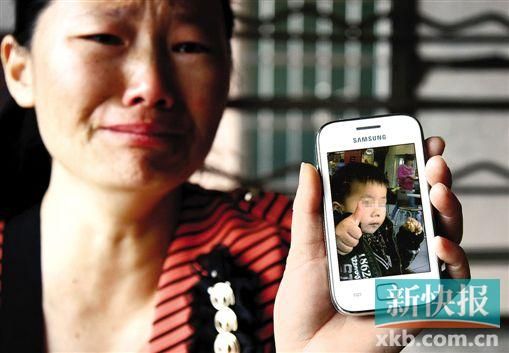 男童的舅媽拿著小益的照片,悲痛欲絕。 新快報(bào)記者 畢志毅 攝