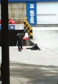 彭智被打后倒地（圖據(jù)網(wǎng)絡）