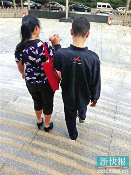 李星兒與媽媽蔣女士牽手走出法院。 新快報(bào)記者 張國(guó)鋒/攝