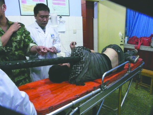 四川一男子高樓墜下 路燈燈柱穿胸生還 四川一男子高樓墜下 路燈燈柱穿胸生還