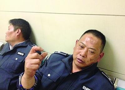 被打傷的城管隊員。陳郁攝