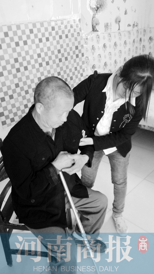 為了方便照顧爸爸，曾現(xiàn)春在學(xué)校旁邊租了一間房子