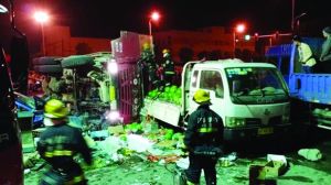 渣土車側(cè)翻在地，現(xiàn)場(chǎng)一片狼藉