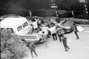 沖突現場，協管員揮拳打向女商販 視頻截圖