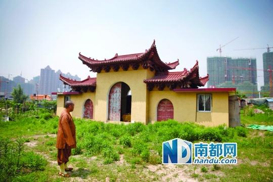 十里古寺2008年被拆,現(xiàn)在只剩下一個(gè)廟門。南都記者 陳志剛 攝