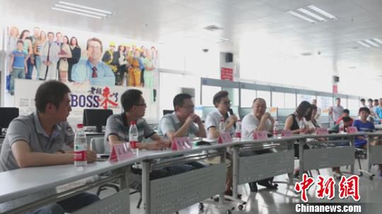 　招聘會現(xiàn)場，用人單位老板一字排開，與求職者面對面交流　李超慶　攝