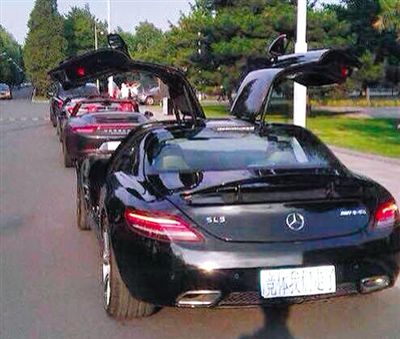 近日，一組“北體大畢業(yè)典禮豪車(chē)云集堪比車(chē)展”組圖在網(wǎng)絡(luò)爆紅。網(wǎng)絡(luò)截圖