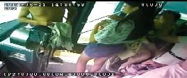 公交車上不文明行為曝光:情侶大尺度親熱(圖)