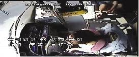 公交車上不文明行為曝光:情侶大尺度親熱(圖)