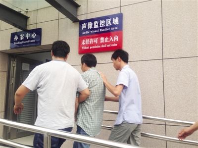 劉克勝被帶進(jìn)辦案中心審訊室 劉克勝被帶進(jìn)辦案中心審訊室