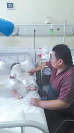 伏登順與女兒在一起。