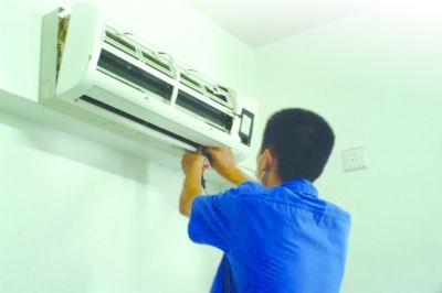 空調(diào)維修工自曝收費亂 每年干2個月養(yǎng)活全年(圖) 空調(diào)維修工自曝收費亂 每年干2個月養(yǎng)活全年(圖)