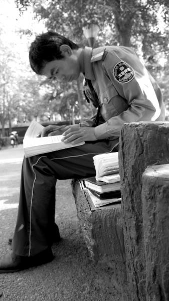 北外保安回鄉(xiāng)復讀考上一本 暑期工地搬磚賺學費 北外保安回鄉(xiāng)復讀考上一本 暑期工地搬磚賺學費