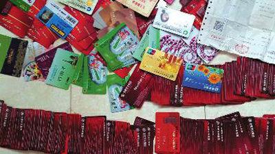 房云云向華商報(bào)記者提供的贓物圖片,包括購(gòu)物卡、銀行卡等