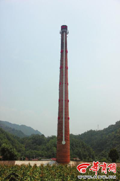 昨日中午，68米高的“溫度計(jì)”最上端，顯示著實(shí)時(shí)溫度