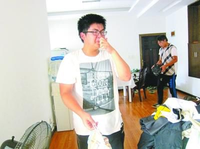 父親被埋撐6小時(shí)見妻兒后合眼 兒子欲學(xué)地震預(yù)測(cè) 父親被埋撐6小時(shí)見妻兒后合眼 兒子欲學(xué)地震預(yù)測(cè)