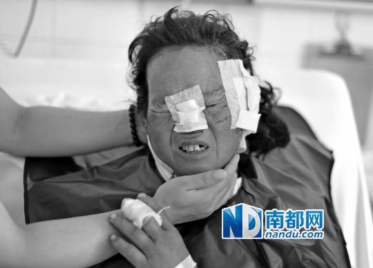 受狼群襲擊受傷較重的村民在接受救治。C FP圖片