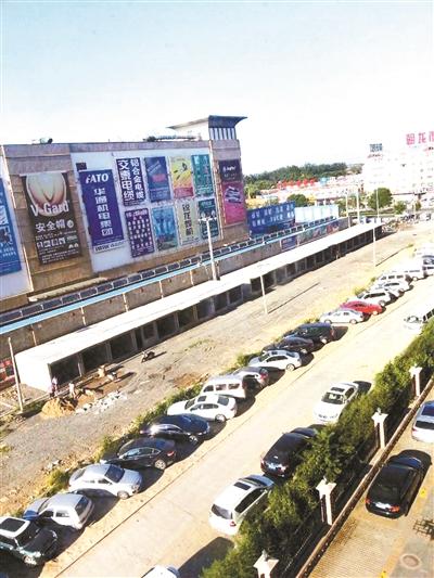 北京一商場(chǎng)旁3天蓋43間平房 城管稱(chēng)正調(diào)查 北京一商場(chǎng)旁3天蓋43間平房 城管稱(chēng)正調(diào)查