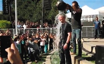 蘋果CEO蒂姆·庫克在自己公司的內(nèi)部活動上，讓自己來了個透心涼。邀請庫克參加游戲的是他的下屬、蘋果高級副總裁菲爾·席勒。