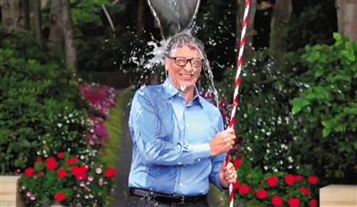 從蓋茨挑戰(zhàn)“冰桶”的視頻中可以發(fā)現(xiàn)微軟最新平板電腦Surface Pro 3的身影，網(wǎng)友稱蓋茨在做公益時還不忘給自家產(chǎn)品做代言。