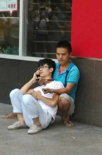 重慶鬧市劫持事件人質(zhì)獲救 嫌犯欲自刎 重慶鬧市劫持事件人質(zhì)獲救 嫌犯欲自刎