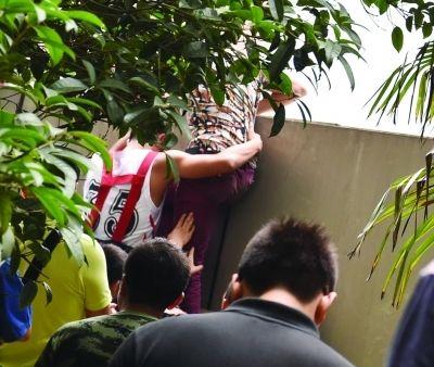 2小時后，該包工頭終于被抱下來了。