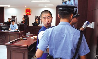 宣判后，馬凱被帶出法庭時(shí)，沖著旁聽(tīng)席上的姐姐喊道：“照顧好媽”。