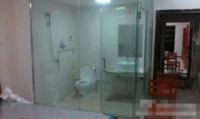 武漢一大學公寓現(xiàn)透明浴室 學生大呼“羞澀”