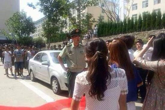 青島黃海學(xué)院，數(shù)千學(xué)生在校內(nèi)游行抗議