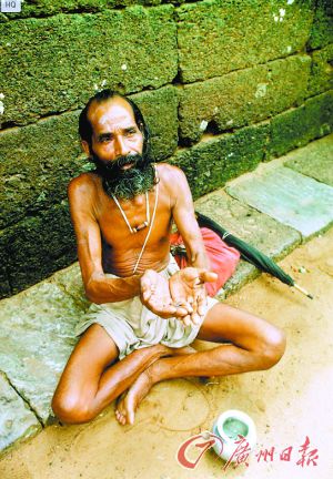 在街旁乞討的乞丐。